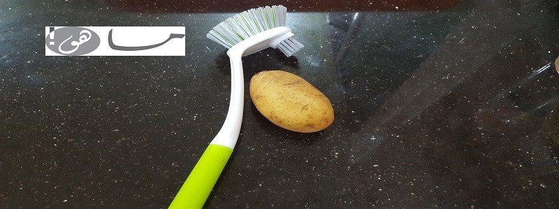 بطاطس وفرشاة كبيرة