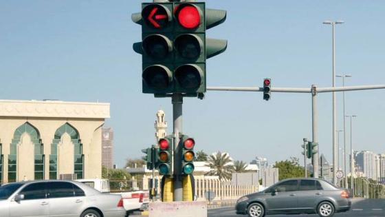 متى تنزل مخالفة قطع الإشارة في الشارقة