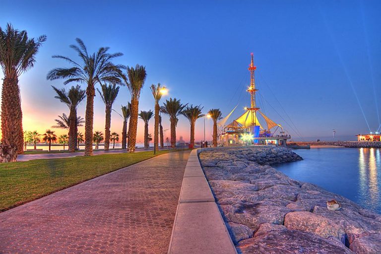 صورة ليلية من مدينة الكويت الساحلية